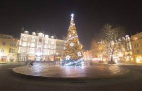 Beleuchteter Weihnachtsbaum.