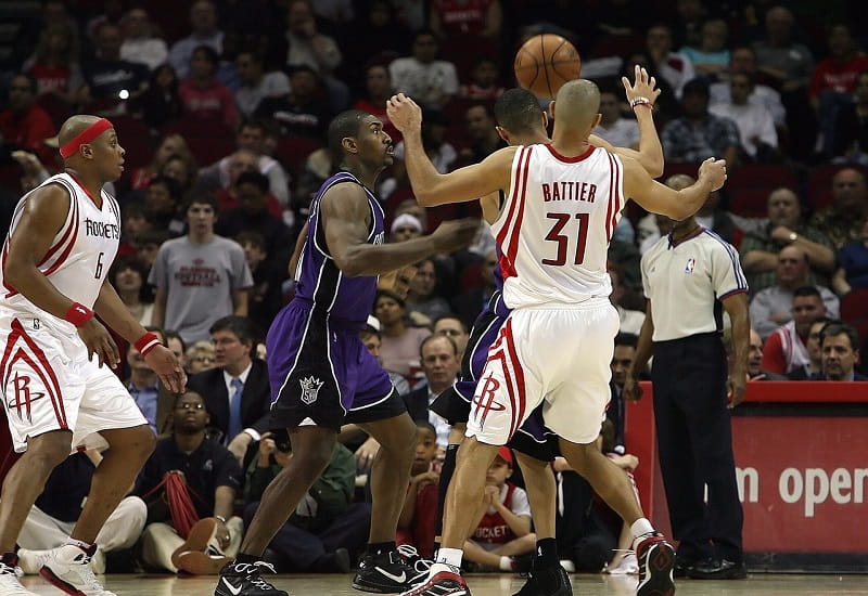 NBA-Basketballspieler im Kampf um den Ball.