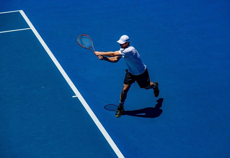 Ein Tennisspieler kurz nach dem Rückschlag.
