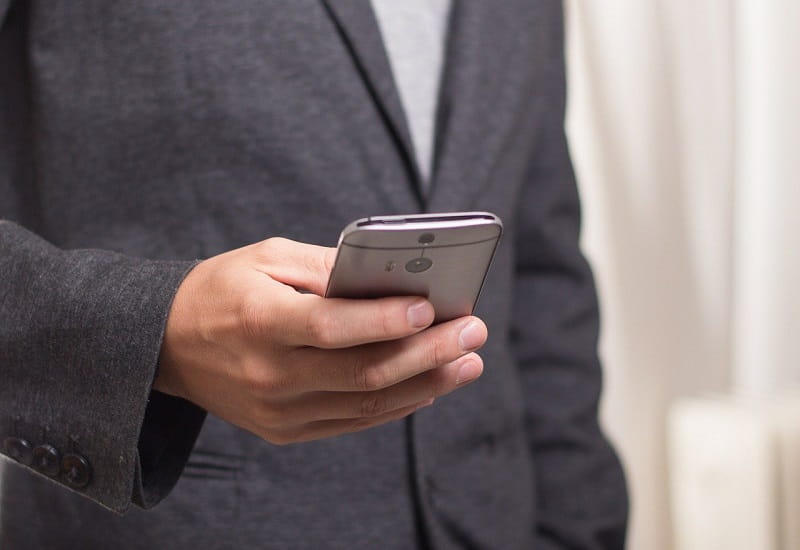 Ein Smartphone in der Hand seines Besitzers.