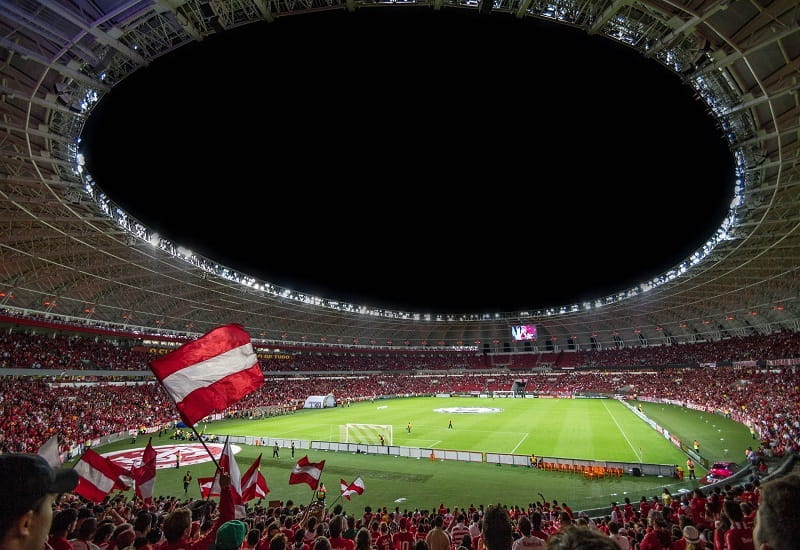 Österreichische Fans jubeln im Fußballstadion.