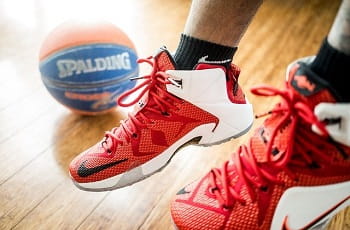 Nike-Basketballschuhe und ein Spalding-Basketball.