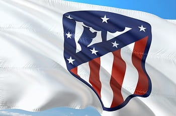 Eine Flagge zeigt das Logo von Atlético Madrid.
