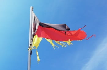 Eine zerrissene deutsche Flagge im Wind.