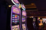 Die Spielautomaten eines Casinos.