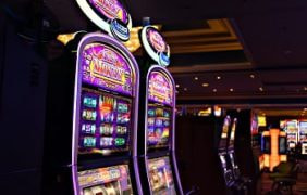 Die Spielautomaten eines Casinos.