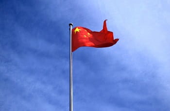 Eine chinesische Flagge im Wind.