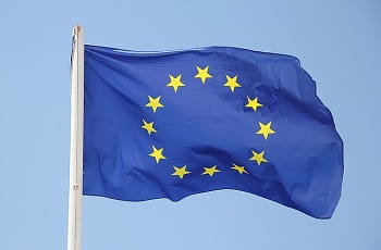 Eine EU-Flagge im Wind.