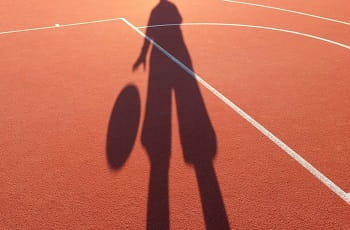 Der Schatten eines Basketballspielers.