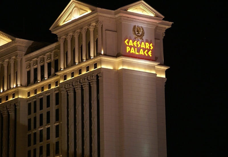 Der Caesars Palace in Las Vegas bei Nacht.