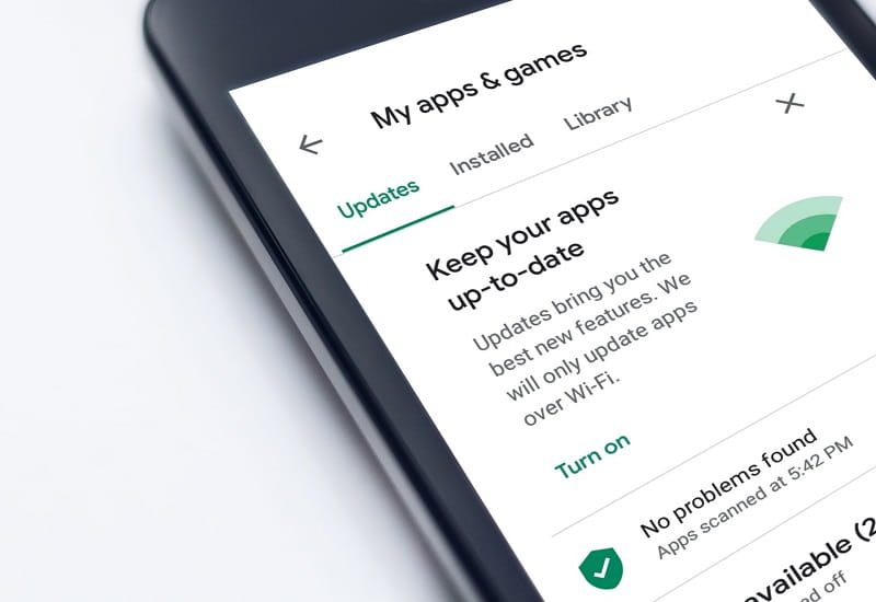 Ein Smartphone zeigt verschiedene App-Anwendungen.