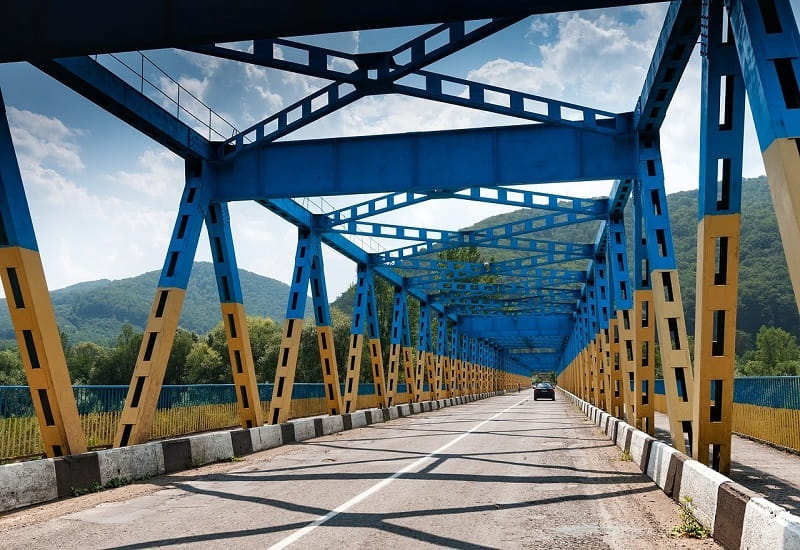 Eine Brücke in den Farben der Ukraine.