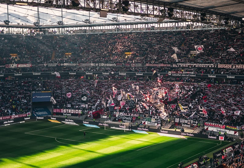 Jubelnde Fans in der Commerzbank Arena von Eintracht Frankfurt.