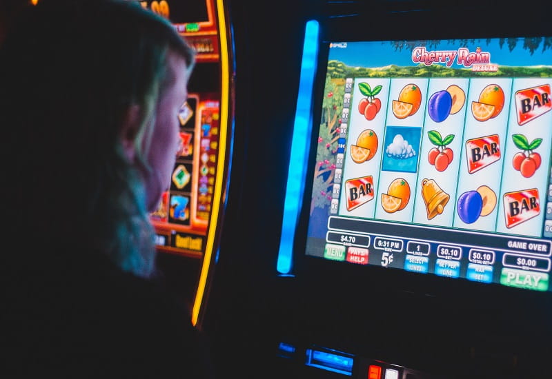 Eine Frau spielt an einem Spielautomaten.