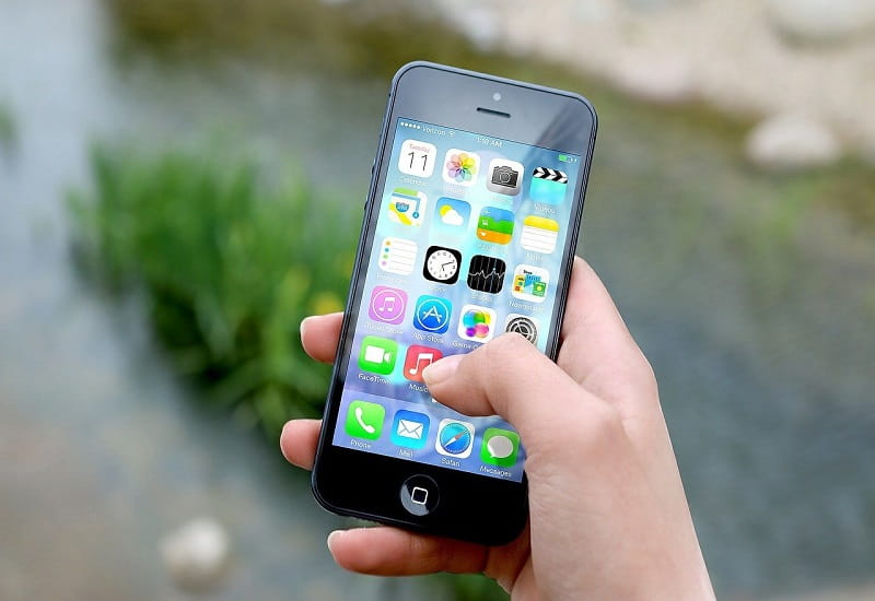 Ein iPhone in den Händen seines Besitzers.