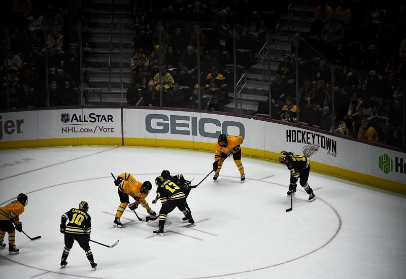 Eishockeyteams der NHL stehen sich gegenüber.