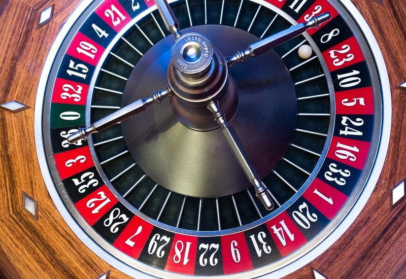 Eine Roulette-Kugel liegt auf der Acht.