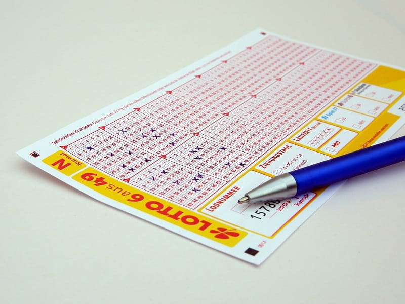 Ein Lottoschein mit Kugelschreiber.
