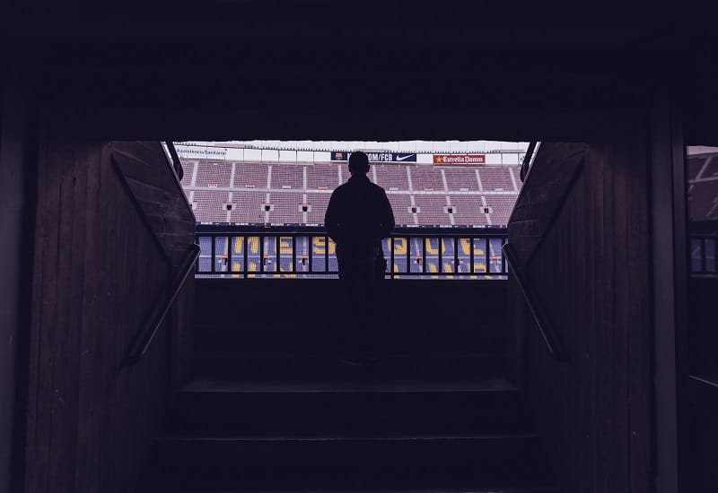 Eine Person blickt auf das Spielfeld des FC Barcelona.