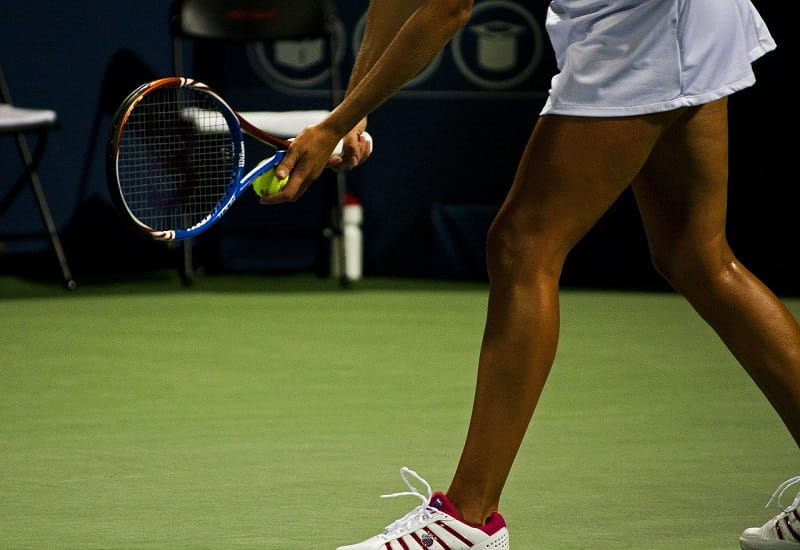 Eine Tennisspielerin beim Aufschlag.