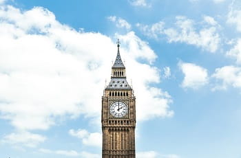 Der Glockenturm des Palace of Westminster in London.