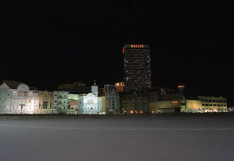 Das Bally’s Casino von Atlantic City bei Nacht.