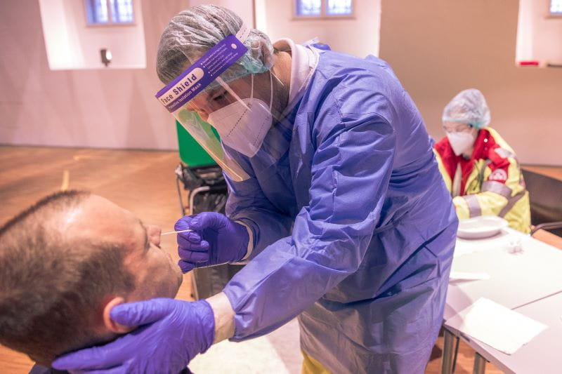 Mann wird auf das Coronavirus getest.