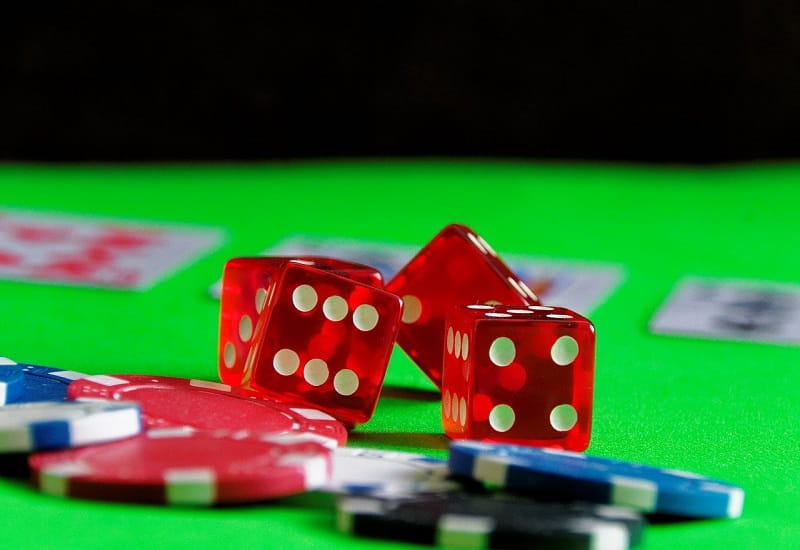 Würfel, Spielkarten und Pokerchips.