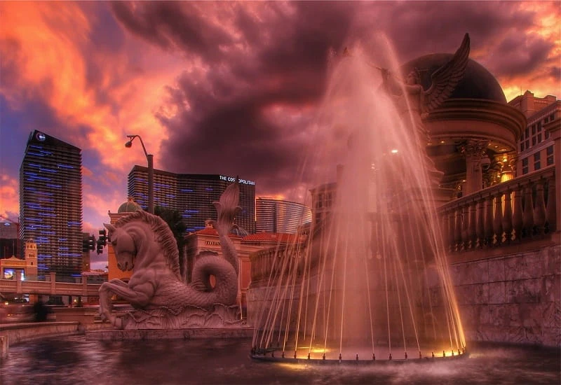 Ein Brunnen zwischen den Casinos von Las Vegas.