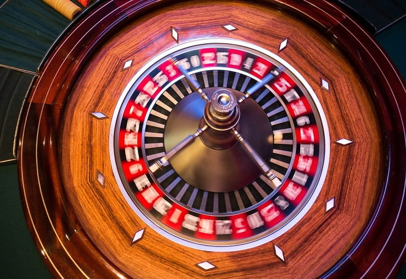 Das Roulette Rad einer Spielbank beim Spin.