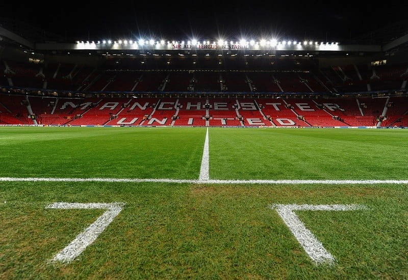 Das Old Trafford von Manchester United im Flutlicht.