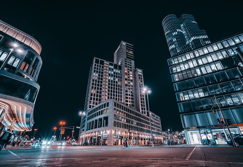 Der Kurfürstendamm in Berlin bei Nacht.