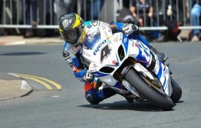 Motorradfahrer auf einer Rennstrecke.