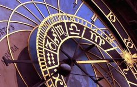 Die Zeiger einer Sternzeichenuhr.