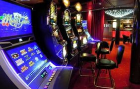 Die Spielautomaten in einer herkömmlichen Spielhalle.