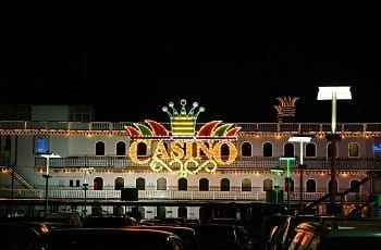 Ein Casino an einem argentinischen Hafen.