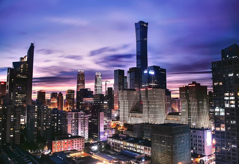 Die Skyline von Peking am Abend.
