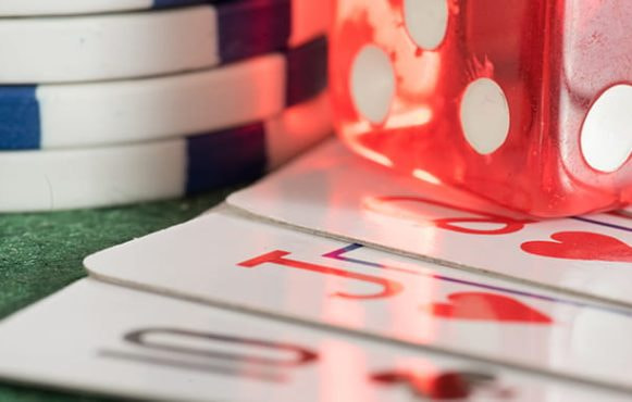 Spielkarten und Chips auf einem Tisch