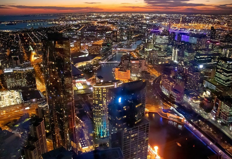 Die Skyline von Melbourne am Abend.