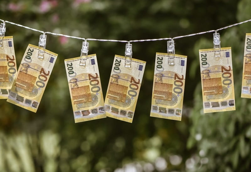200-Euro-Scheine auf einer Wäscheleine.
