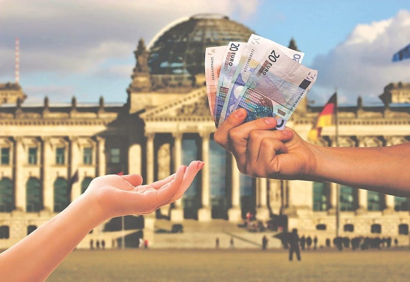Euroscheine werden vor dem Berliner Reichstag übergeben.