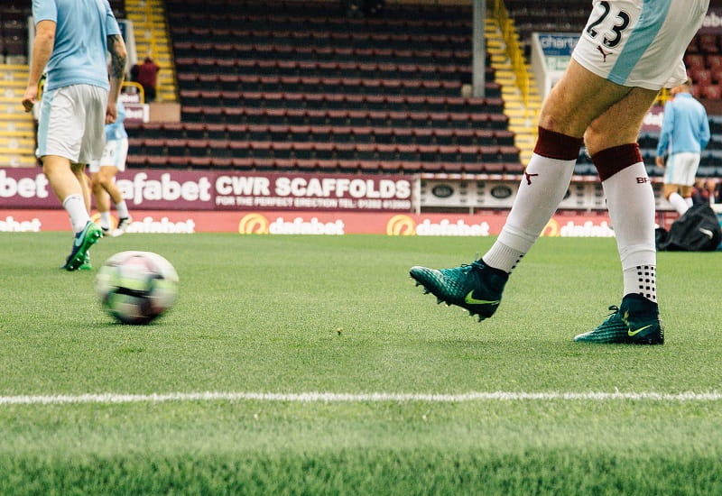 Britische Fußballspieler beim Warmup.