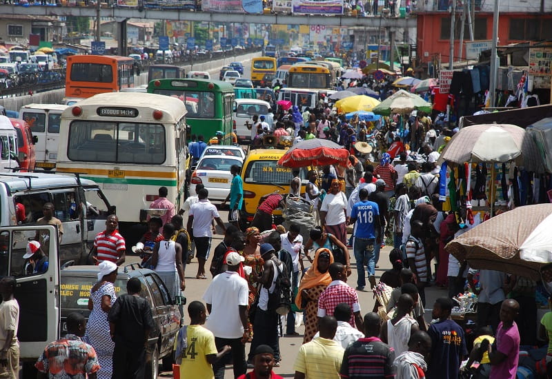 Eine belebte Straße in Ghana, Afrika.