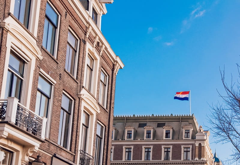 Eine niederländische Flagge auf einem Gebäude in Amsterdam.