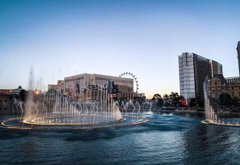 Die Wassershow des Bellagios in Las Vegas am Abend.