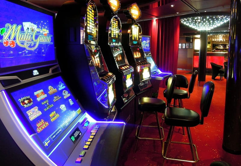 Spielautomaten in einer herkömmlichen Spielhalle.