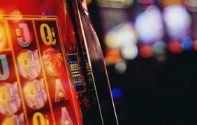 Der Bildschirm eines Spielautomaten in einer Spielhalle.