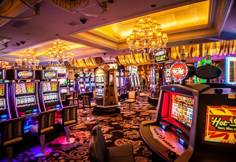 Die Spielautomaten und Spieltische eines Casinos.