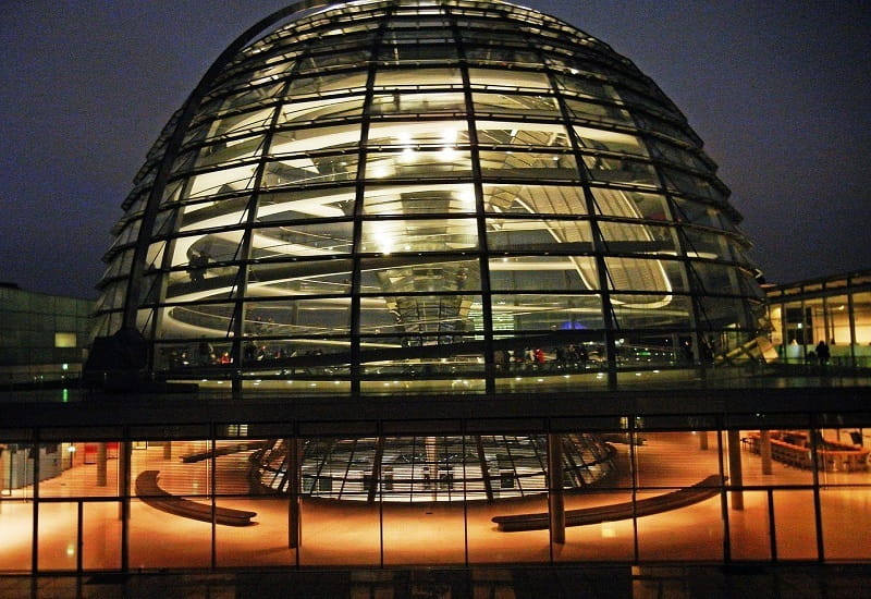 Die Kuppel des deutschen Bundestags in Berlin.