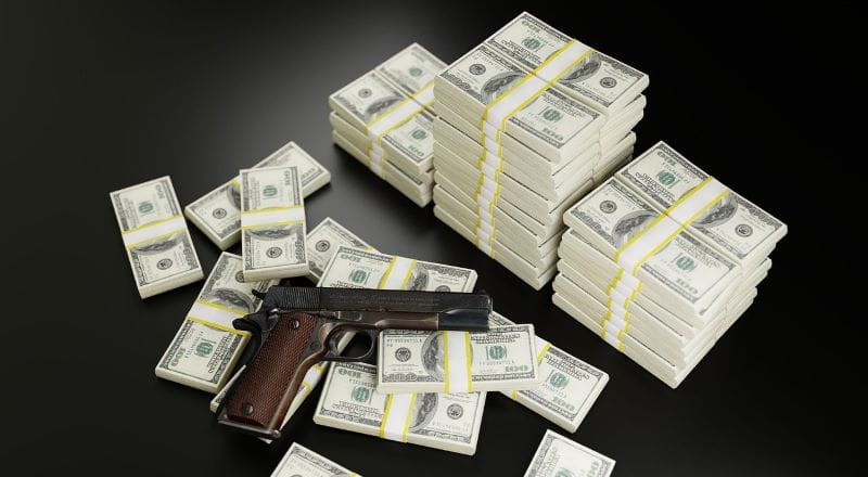 Geld und Waffe.